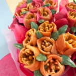Cupcakes con decoraciones en crema