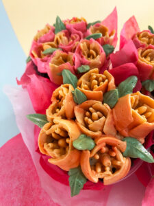 Cupcakes con decoraciones en crema