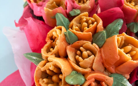 Cupcakes con decoraciones en crema
